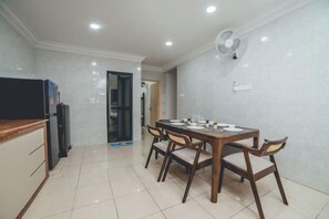 Dining - ShinChan Chill 14pax Homestay@Bukit Indah (Johor Bahru)