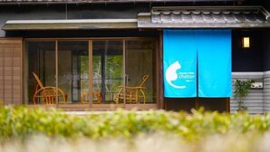 A building with a large glass door and a blue awning displaying the name "Chaton." - chambre d'hôte chaton (Taiki)