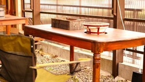 A rustic wooden table with a basket and a lamp. - chambre d'hôte chaton (Taiki)