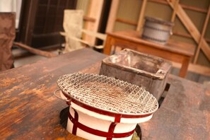 A rustic wooden table with a decorative item on it. - chambre d'hôte chaton (Taiki)