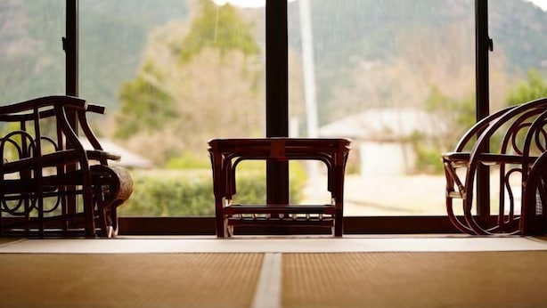 A room with a view of mountains through large windows, a tatami mat floor, and two wooden chairs. - chambre d'hôte chaton (Taiki)