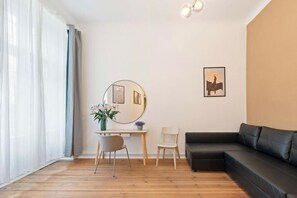 Insonorización, tabla de planchar con plancha y cunas 