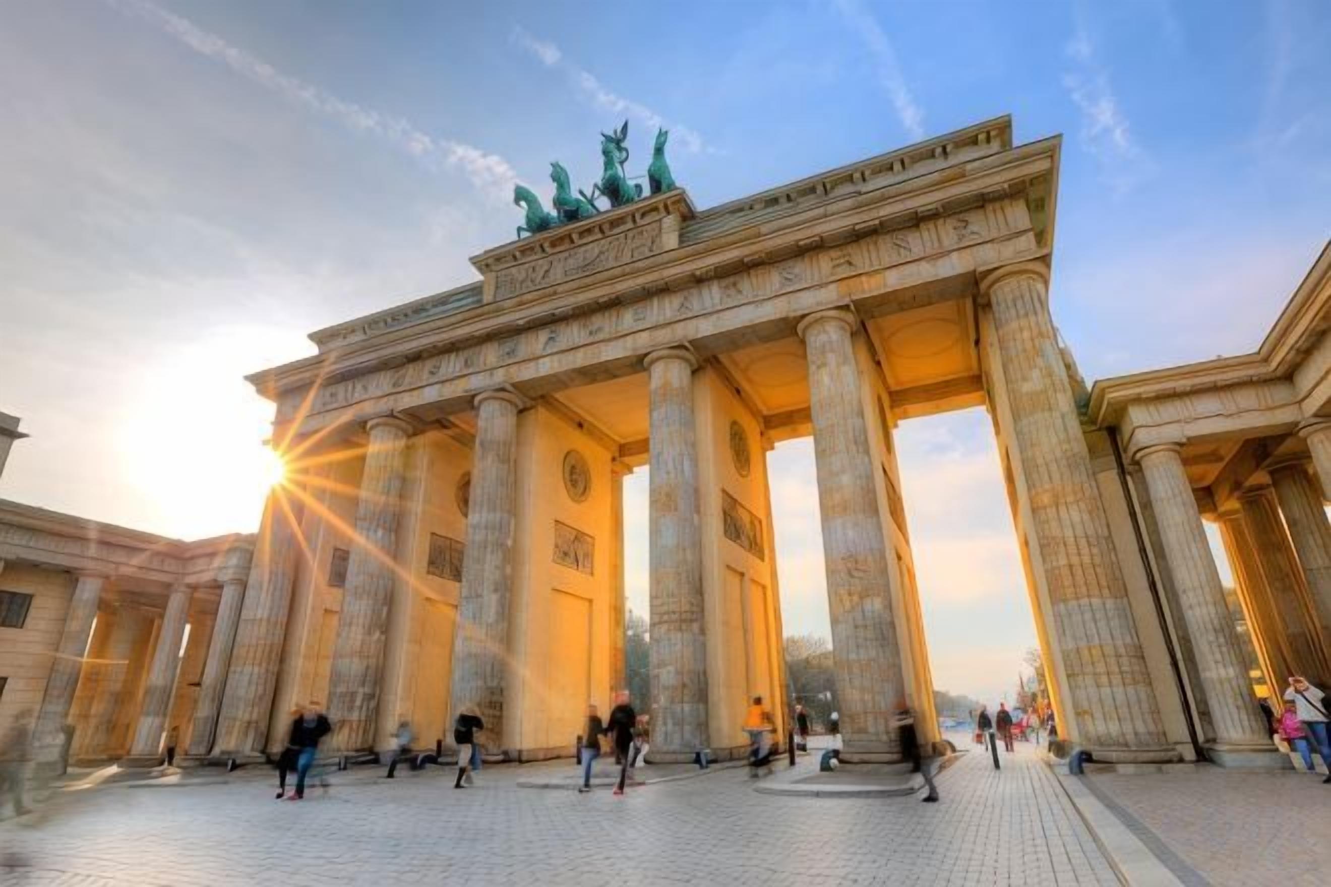 Ein großes, historisches Gebäude mit mehreren Säulen und einem zentralen Bogen, vermutlich ein bedeutendes Wahrzeichen.