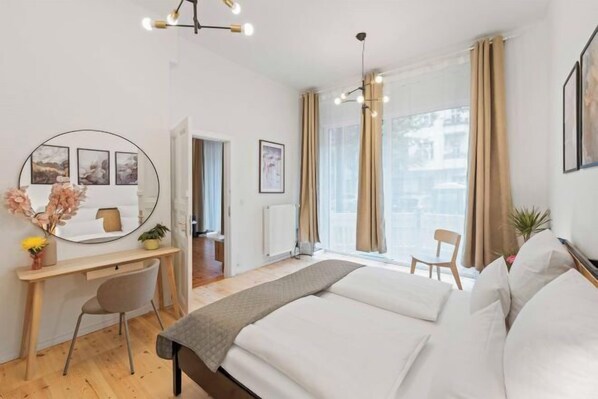 Insonorización, tabla de planchar con plancha y cunas 