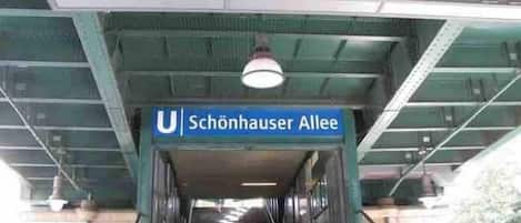 En tunnelbanestation med en skylt som visar att det är stationen för Schönhauser Allee.