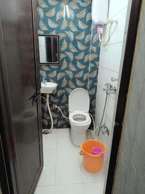 Basic Double Room, City View | Bathroom