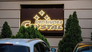 Un edificio con un cartello che riporta la scritta "pensiumea Crystal".