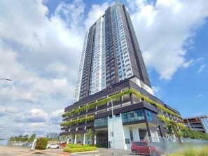Un edificio de gran altura con varios pisos, un diseño arquitect ónico moderno y un cielo despejado.