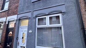 Unclassified image, 3 of 16, button - the house is suitable for contractors,family and a group  (Stoke-on-Trent)
