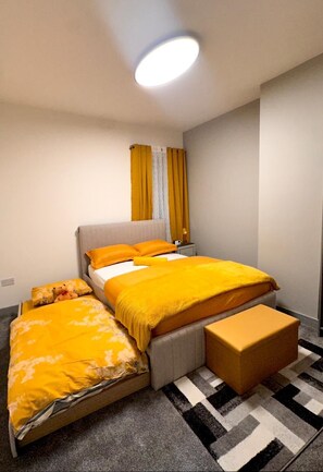 2 bedrooms, iron/ironing board, travel cot, free WiFi - the house is suitable for contractors,family and a group  (Stoke-on-Trent)