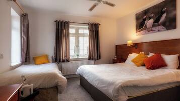 Comfort Triple Room | Desk, laptop workspace, iron/ironing board, free WiFi