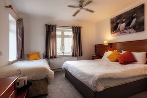 Comfort Triple Room | Desk, laptop workspace, iron/ironing board, free WiFi