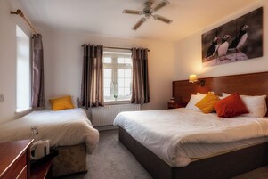 Habitación triple Confort | Escritorio y espacio para trabajar con un portátil