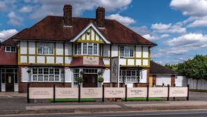 Un bâtiment traditionnel avec une enseigne indiquant « Club India » et « Nadhushala Bar ».