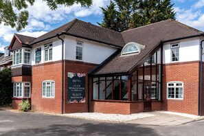 Front of property - Club Wokingham Hotel (Winnersh)