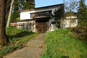 Unclassified image, 2 of 15, button - Bullfighting and Nishikigoi Traditional Culture Center (Ojiya)