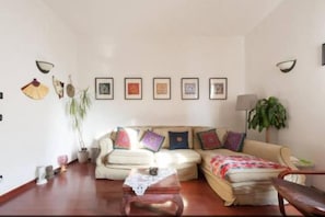 Unclassified image, 3 of 27, button - locchi double room (Florence)