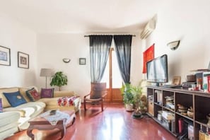 Unclassified image, 2 of 27, button - locchi double room (Florence)