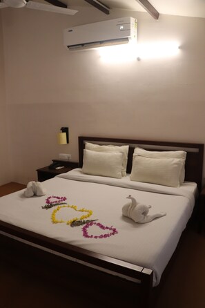 Habitación cuádruple familiar | Espacio para trabajar con un portátil y wifi gratis