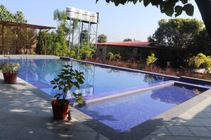 Una piscina cubierta