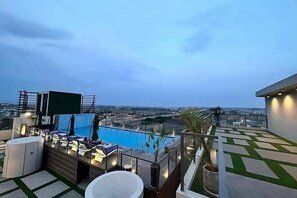 Outdoor pool - The Skyluxe (Islamabad)