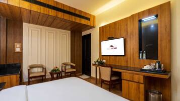 Standard Room | Minibar, laptop workspace, iron/ironing board, free WiFi