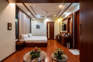 Minibar, desk, laptop workspace, iron/ironing board - Grand FFOUR near Nehru Place, Delhi (New Delhi)