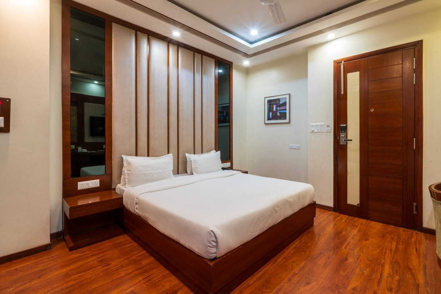 Habitación Deluxe, vista a la ciudad | Minibar, escritorio y espacio para trabajar con laptop . Grand FFOUR near Nehru Place, Delhi