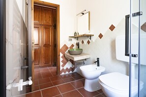 Doccia, asciugacapelli, bidet, asciugamani