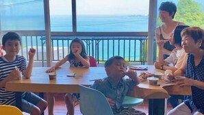 A group of people seated at a table with a view of the sea. - Blue Ocean Izu (Atami)
