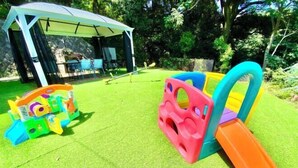A children's play area with a slide and climbing structure. - Blue Ocean Izu (Atami)