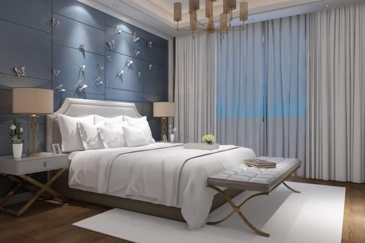 Een moderne slaapkamer met een groot bed, nachtkastjes, een bankje en een wand met vlinderdecoraties.