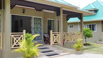 Cribs/infant beds