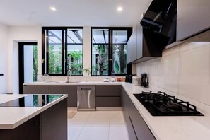 Private kitchen - Villa Viola 7 Bedroom, Fully Staffed, on the Golf Course (Phuket)