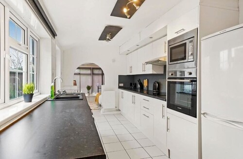 2-Bed Near Lincoln City Centre with Parking & WiFi