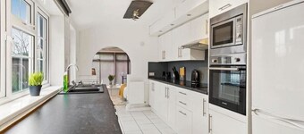 2-Bed Near Lincoln City Centre with Parking & WiFi