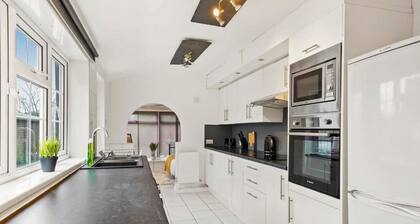 2-Bed Near Lincoln City Centre with Parking & WiFi