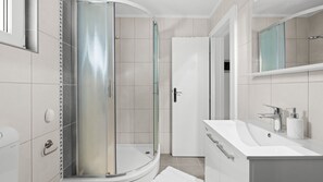 Douche, sĂšche-cheveux, serviettes fournies