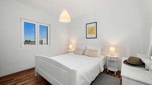 4 bedrooms, iron/ironing board, free WiFi, bed sheets