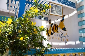 A building facade with a decorative mural, a blue and white color scheme, and a balcony with blue railings. - Sababa Hotel Dahab (Dahab)