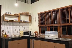 Private kitchen - "Peace in Ranong: Your Cozy Retreat" (Kapoe)