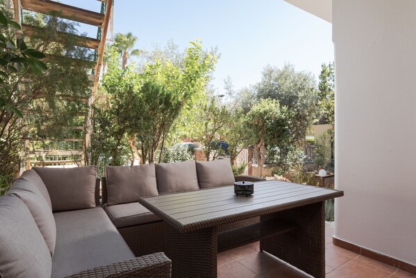 Outdoor dining - Elaia House Glyfada (Glyfada)
