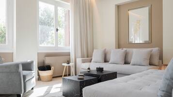 Rumah, pemandangan kebun | Ruang keluarga | Smart TV 65-inci dengan saluran TV satelit dan Netflix