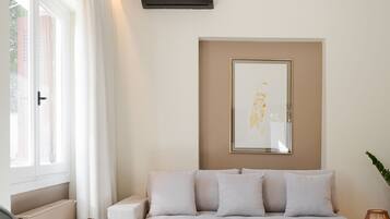 House, Garden View | Living room | 65-inch Smart TV with satellite channels, Netflix, streaming services