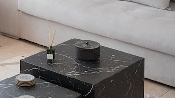 Rumah, pemandangan kebun | Ruang keluarga | Smart TV 65-inci dengan saluran TV satelit dan Netflix