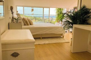 Cribs/infant beds