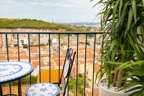 Cots/infant beds - Deluxe 3-bedroom Duplex with stunning Lisbon views (Linda-a-Velha)