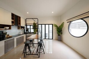 Cribs/infant beds - Stylish Modern Home 4Bedroom 7Bed 200m BTS PhraKhanong, 10min ThongLo (Bangkok)