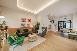 Cribs/infant beds - Stylish Modern Home 4Bedroom 7Bed 200m BTS PhraKhanong, 10min ThongLo (Bangkok)