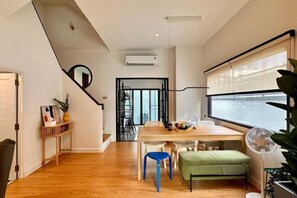 Cribs/infant beds - Stylish Modern Home 4Bedroom 7Bed 200m BTS PhraKhanong, 10min ThongLo (Bangkok)